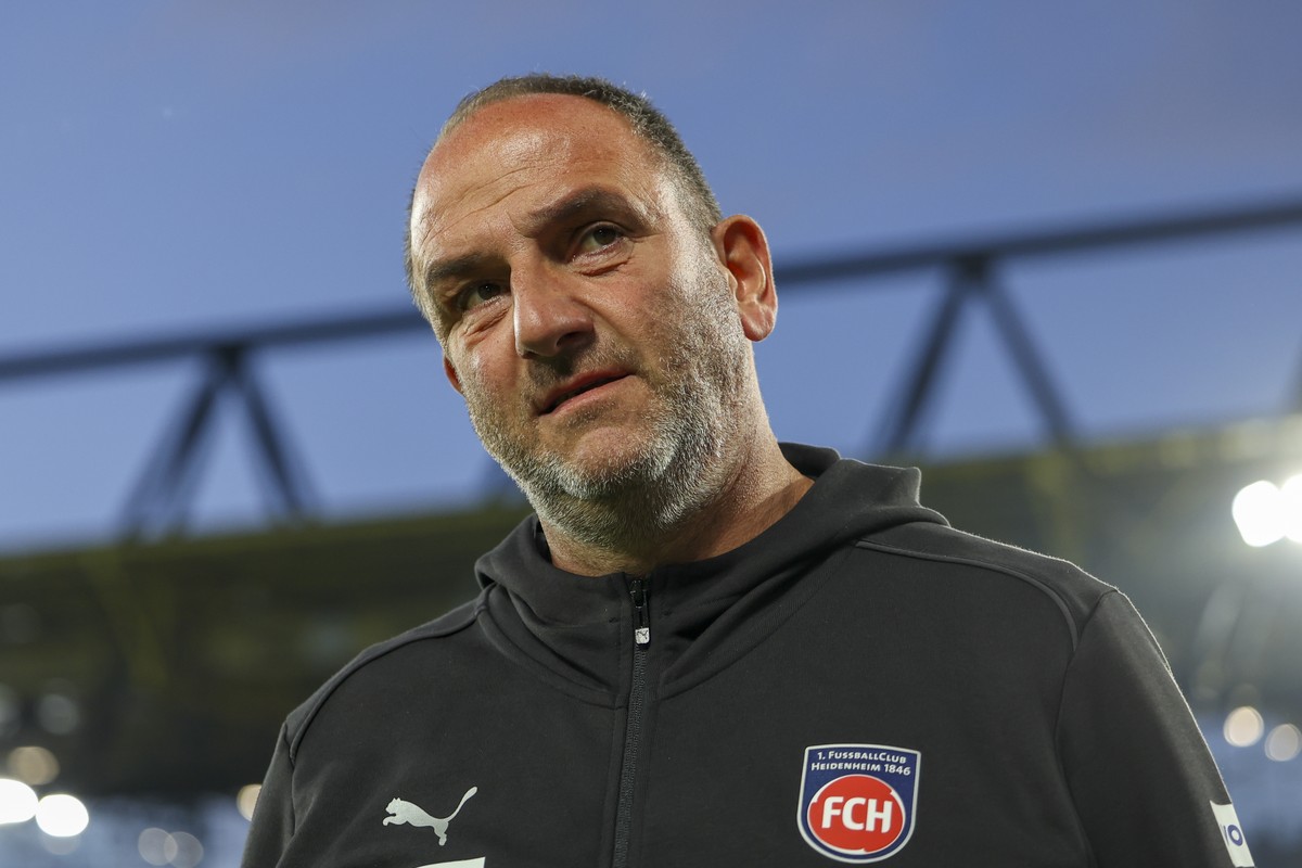 epa11602680 Head coach Frank Schmidt of Heidenheim looks on prior to the German Bundesliga soccer match between Borussia Dortmund and 1.FC Heidenheim in Dortmund, Germany, 13 September 2024. EPA/CHRIS ...