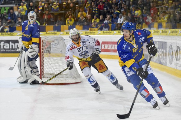 Goalie Gilles Senn, links, und Felicien Du Bois von Davos, gegen Josh Holden von Zug, Mitte, beim zweiten Playoff-Halbfinalspiel der National League A zwischen dem HC Davos und EV Zug, am Donnerstag,  ...