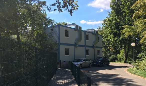 Eingang zum Gops Aarau – im Hintergrund die Containterbauten mit Küche und Essensbereich.