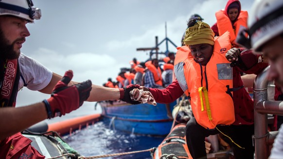 BILDPAKET -- ZUM JAHRESRUECKBLICK 2018 APRIL, STELLEN WIR IHNEN HEUTE FOLGENDES BILDMATERIAL ZUR VERFUEGUNG -- epa06683385 Members of the NGO &#039;SOS Mediterranee&#039; from the &#039;Aquarius&#039; ...