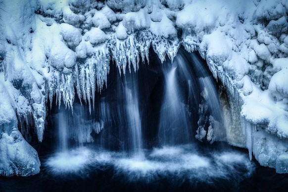 World Nature Photography Awards 2021: Planet Earth&#039;s Landscapes and Environments, 3. Platz, Rie Asada, Japan. Ice falls, Gifu Prefecture, Japan.