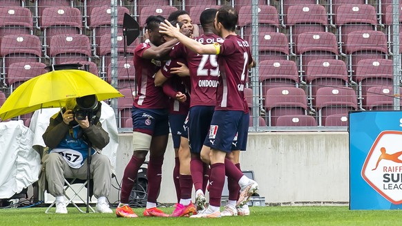 Les joueurs genevois laissent eclater leur joie, lors de la rencontre de football de Super League entre le Geneve Servette FC et le BSC Young Boys, ce dimanche 2 mai 2021 au stade de Geneve. (KEYSTONE ...