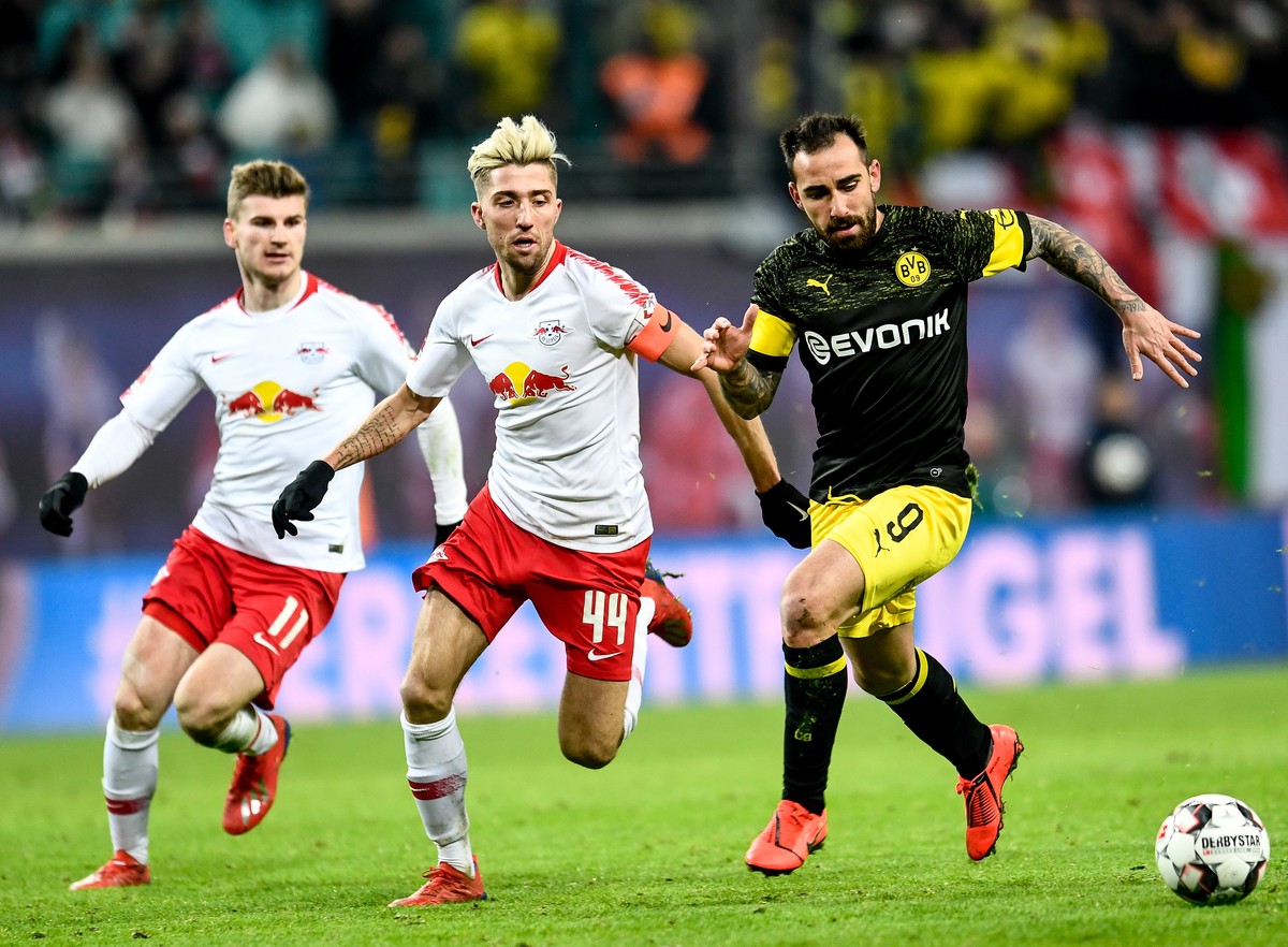 epa07301229 Leipzig's Timo Werner (L) and Leipzig's Kevin Kampl (C) in action against Dortmund's Paco Alcacer during the German Bundesliga soccer match between RB Leipzig and Borussia D ...