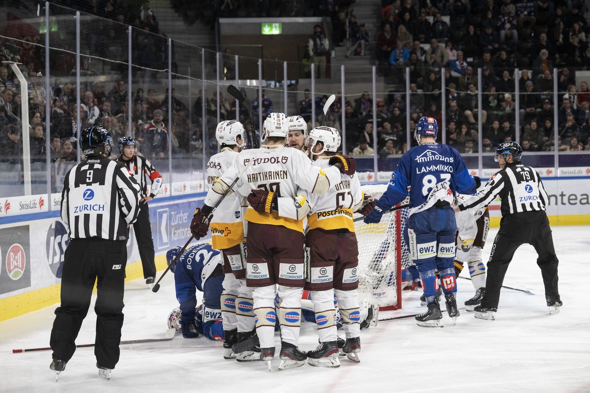 Die Genfer jubeln nach dem dritten Tor im Eishockeyspiel der National League zwischen den ZSC Lions und Geneve-Servette HC am Samstag, 14. Januar 2023, in der Swiss Life Arena in Zuerich. (KEYSTONE/En ...