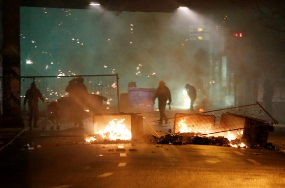Vermummte zündeten im März ihre eigene Strassenbarrikade an und warfen Steine vom Dach der Reitschule auf die Polizei. Bild: Keystone