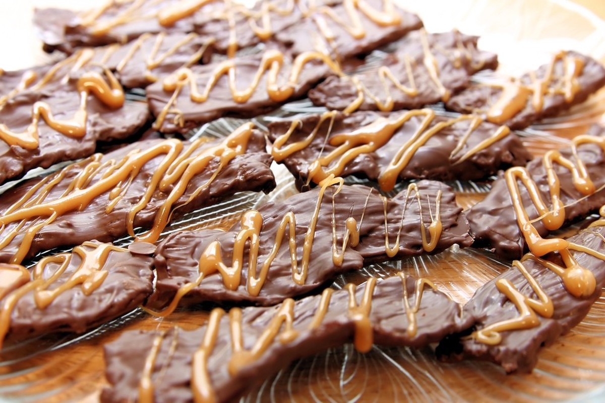 chocolate covered bacon speck schokolade karamell essen food dessert