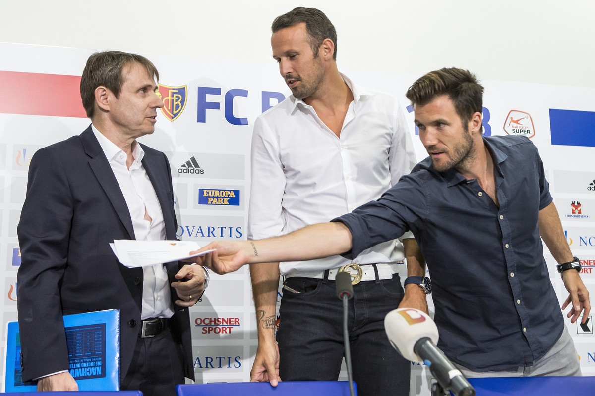 ARCHIVBILD ZUR MELDUNG, DASS DER FC BASEL SICH VON TRAINER WICKY TRENNT --- FCB-Praesident Bernhard Burgener, Sportdirektor Marco Streller und Cheftrainer Raphael Wicky, von links, sprechen waehrend d ...