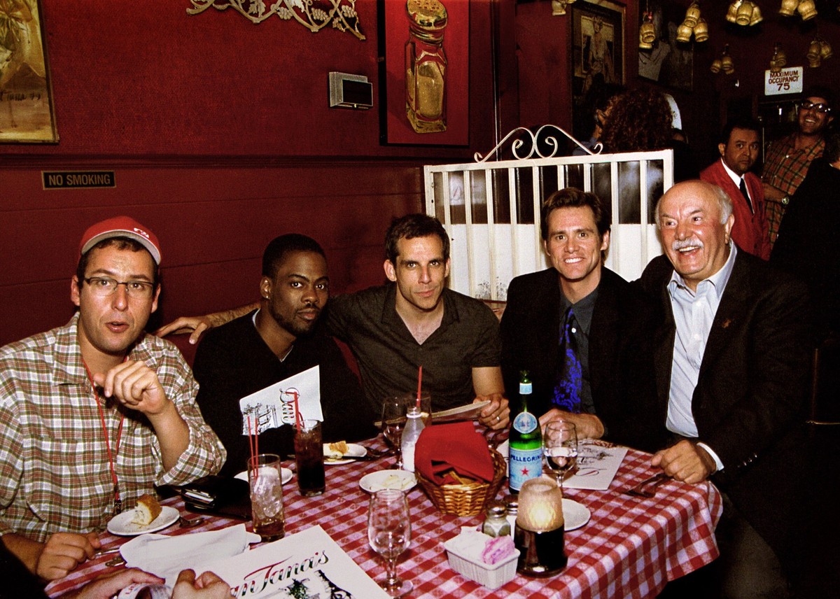 Oct 03, 2001; Hollywood, USA; Actors/comedians ADAM SANDLER, CHRIS ROCK, BEN STILLER, JIM CAREY &amp; DAN TANA share a booth at 'Dan Tana's Restaurant' after participating in a fundrais ...