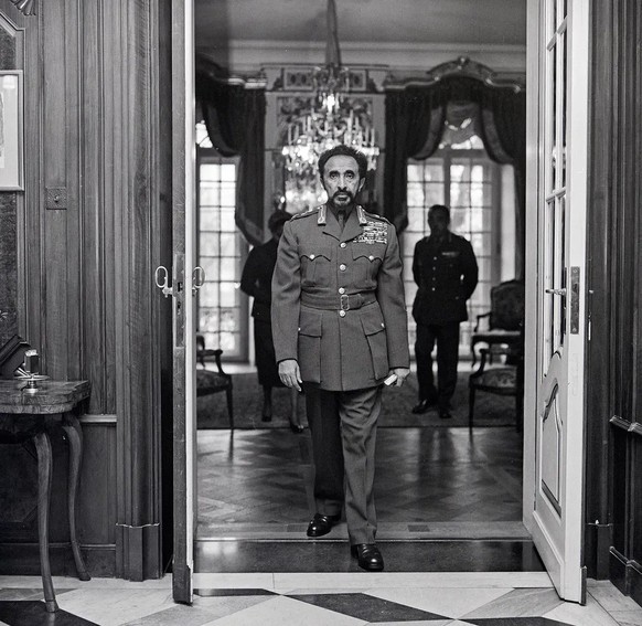 Kaiser Haile Selassie schreitet aus dem Grossen Salon in den Marmorsaal von Schloss Jegenstorf. Das Foto stammt vom 26. November 1954, als der Kaiser einen Journalisten und einen Fotografen der Schwei ...