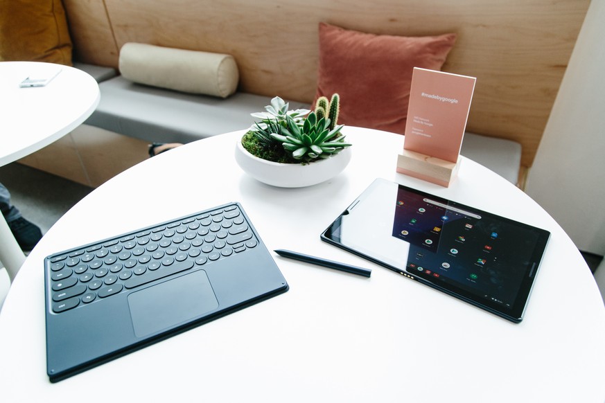 epa07081554 Google demos the new Google Slate and the optional keyboard and cover during their official event in New York, New York, USA, 09 October 2018. EPA/ALBA VIGARAY