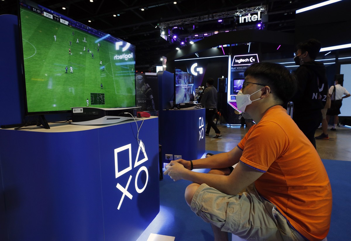 epa10260331 A gamer plays Sony's PlayStation 5 during the Thailand Game Show 2022 event in Bangkok, Thailand, 23 October 2022. The Thailand Game Show 2022 gaming event showcases a variety of vide ...