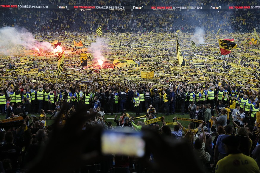 Berner Fans feiern nach dem Super League Spiel zwischen dem BSC Young Boys Bern und dem FC Luzern, am Samstag, 28. April 2018 im Stade de Suisse in Bern. (KEYSTONE/Peter Klaunzer)