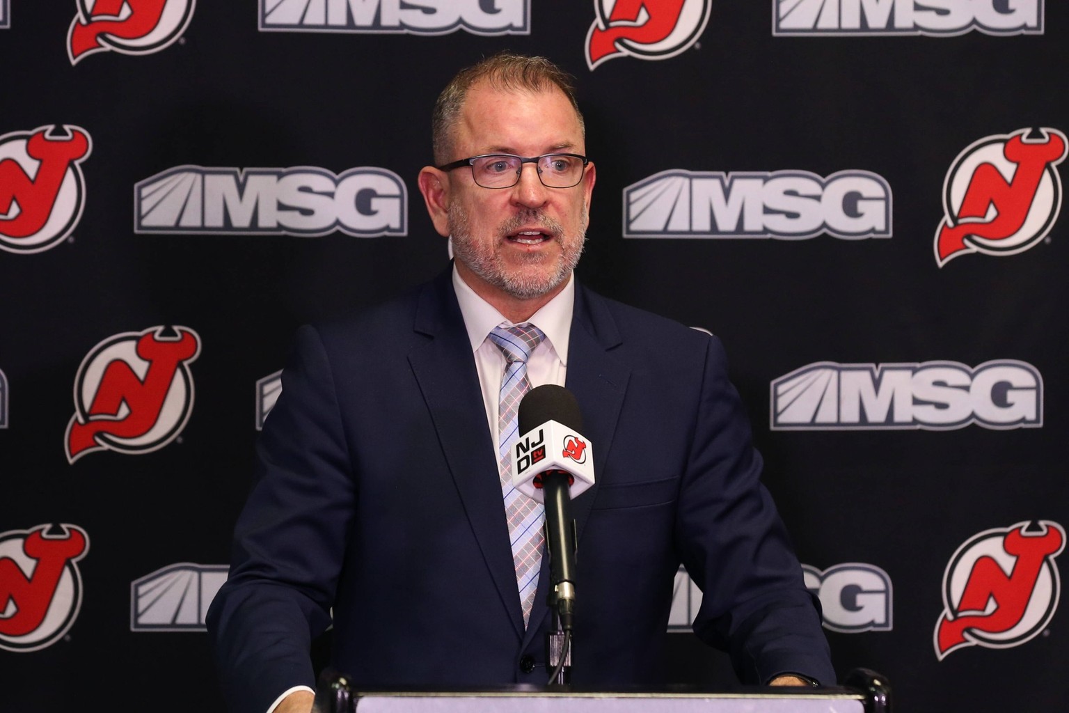 NHL, Eishockey Herren, USA San Jose Sharks at New Jersey Devils, Nov 30, 2021 Newark, New Jersey, USA New Jersey Devils executive vice president/general managerTom Fitzgerald, addresses the media abou ...