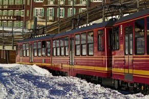 Ein Zug der Jungfraubahn-Gruppe auf der Kleinen Scheideg.