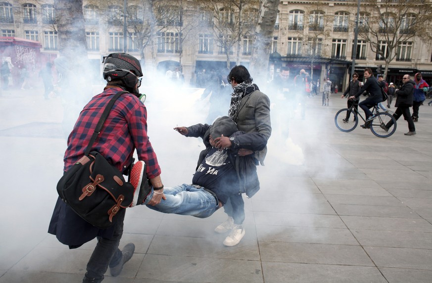 Tränengas in Paris: Demonstranten verziehen sich aus dem Nebel. <strike>Hauptsache die Zigi nicht loslassen.</strike>