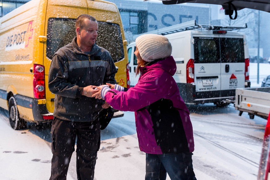 Unterwegs mit dem Paket-Pöstler Stefan „Tschudi“ Bütler auf seiner Route durch Muri kurz vor Weihnachten.