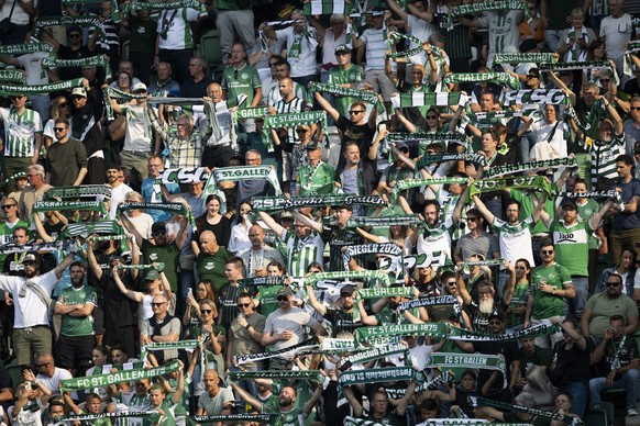 Fans des FC St. Gallen halten ihre Schals hoch im Fussball Meisterschaftsspiel der Swiss Super League zwischen dem FC St. Gallen (FCSG) und dem FC Zuerich (FCZ), am Sonntag, 26. Juli 2026, im Berit Si ...