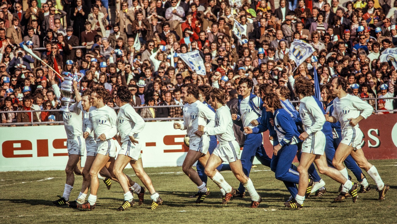 ARCHIVBILD ZUM KEYSTONE-SDA-ARTIKEL ZUM CUPFINAL 1973 --- Die Zuercher Spieler feiern den Sieg im Cupfinal mit dem Pokal und einer Ehrenrunde im Stadion. Der FC Zuerich gewinnt am 23. April 1973 den C ...