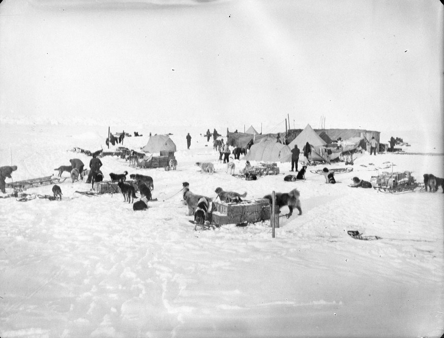 Das Lager der Endurance-Expedition auf dem Packeis
https://commons.wikimedia.org/wiki/Category:Endurance_(ship,_1912)?uselang=de#/media/File:Ocean_Camp_established_on_the_ice,_Weddell_Sea_(4792720221) ...