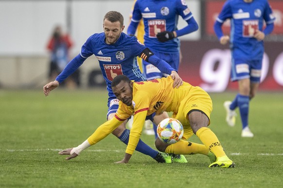 Geoffroy Serey Die, vorne, von Xamax im Spiel gegen Chrisatian Schneuwly, oben, von Luzern beim Super League Meisterschaftsspiel zwischen dem FC Luzern und Neuchatel Xamax vom Samstag, 13. April 2019  ...