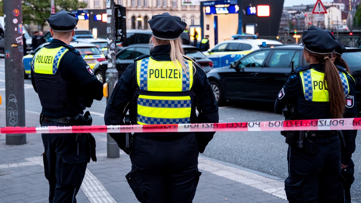 epa12129532 German police on duty outside the central station in Hamburg, Germany, 23 May 2025, following a knife attack at the station that left several people wounded, some critically according to p ...