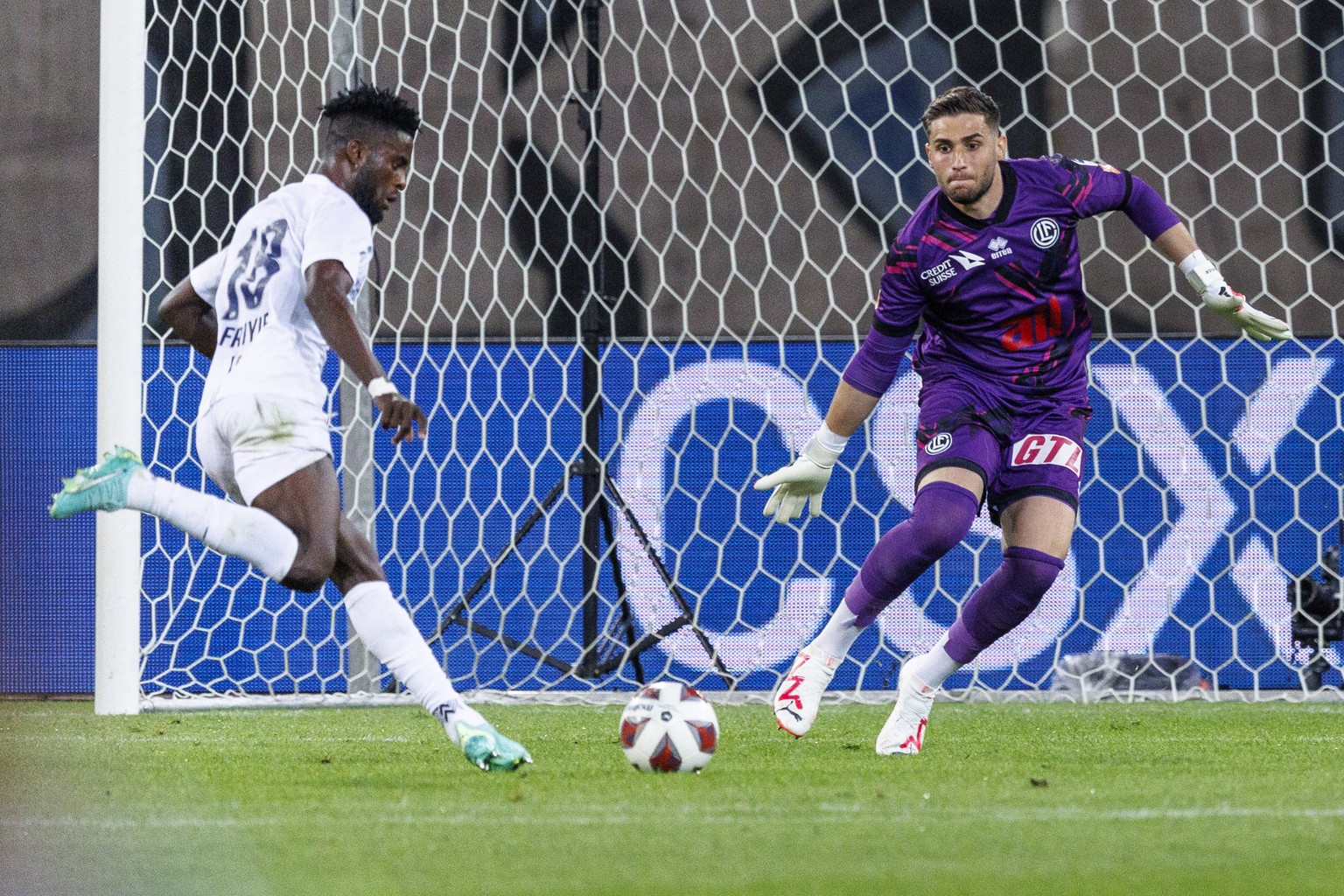 FC Zuerich Stuermer Daniel Afriyie schiesst das 1-0 gegen FC Lugano Torhueter Amir Saipi waehrend dem Fussball Meisterschaftsspiel der Super League zwischen dem FC Zuerich und dem FC Lugano, am Samsta ...