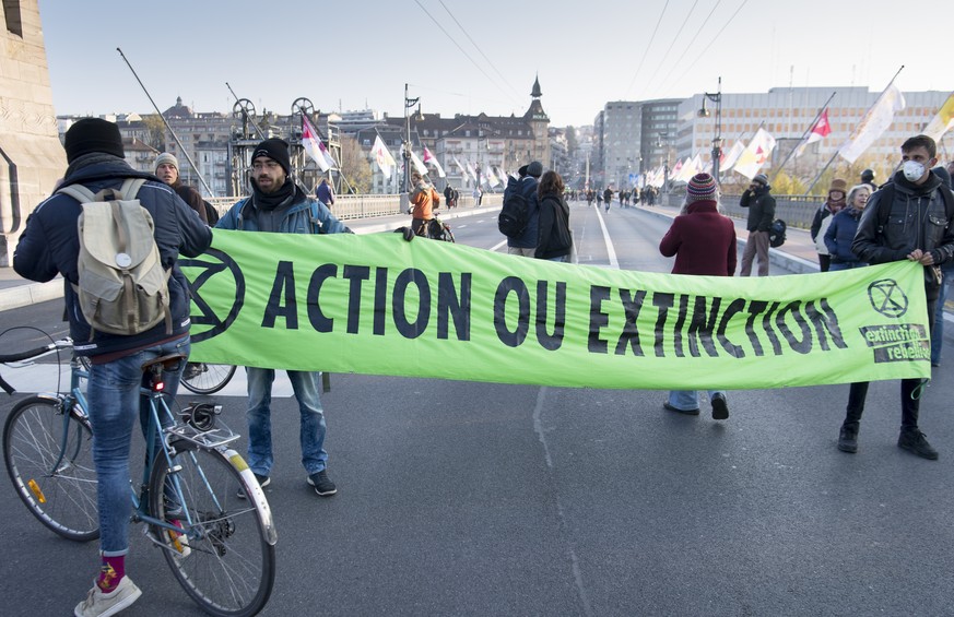 Des manifestant bloquent le Pont Chauderon en prenant le petit-dejeuner lors d’une manifestation en musique du groupe Extinction Rebellion en faveur du climat lundi 15 avril 2019 a Lausanne. (KEYSTONE ...