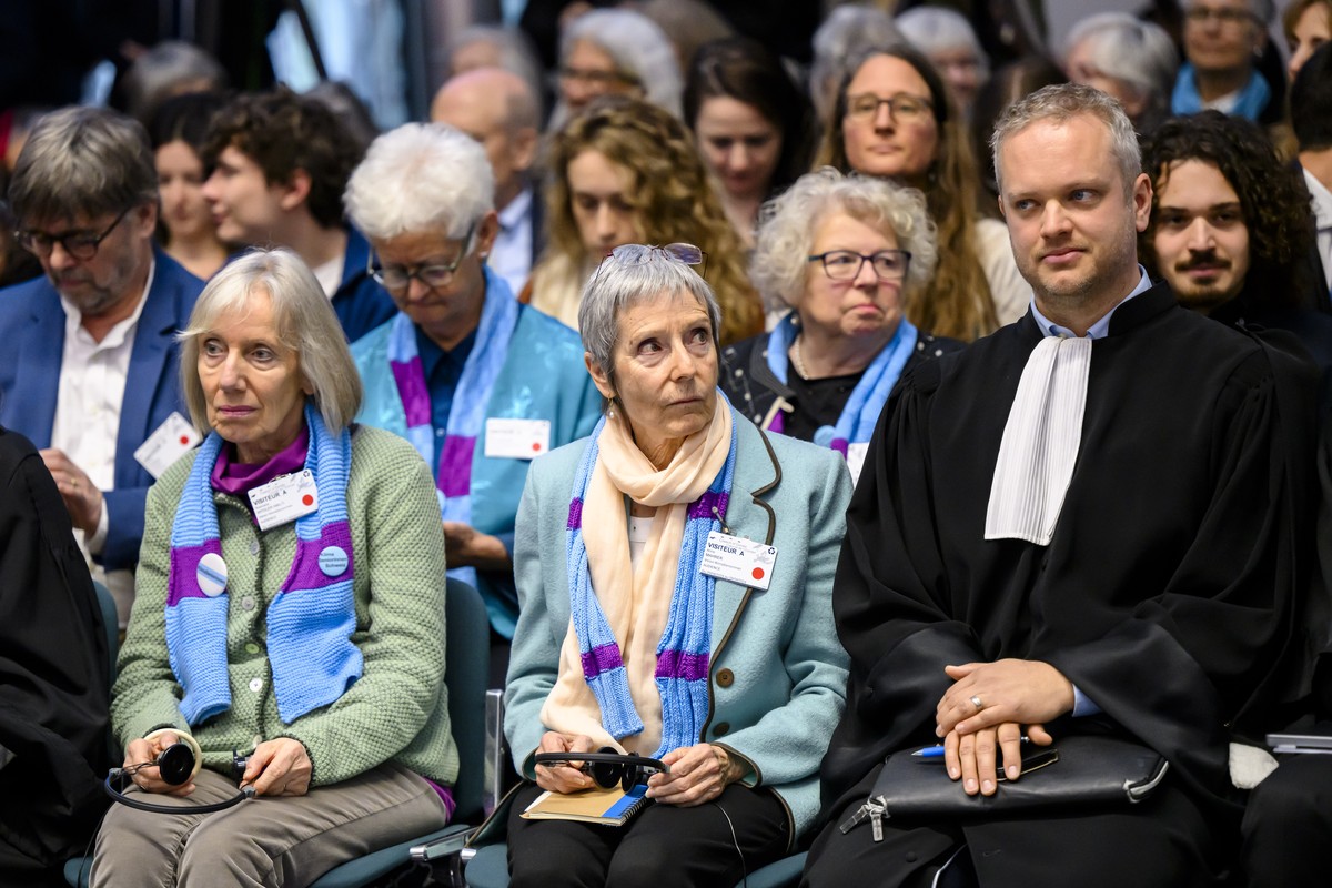 Rosmarie Wydler-Waelti, co-presidente des Ainees pour le climat et Anne Mahrer, co-presidente des Ainees pour le climat et l'equipe des avocats dont Raphael Mahaim, attendent la Presidente de la  ...
