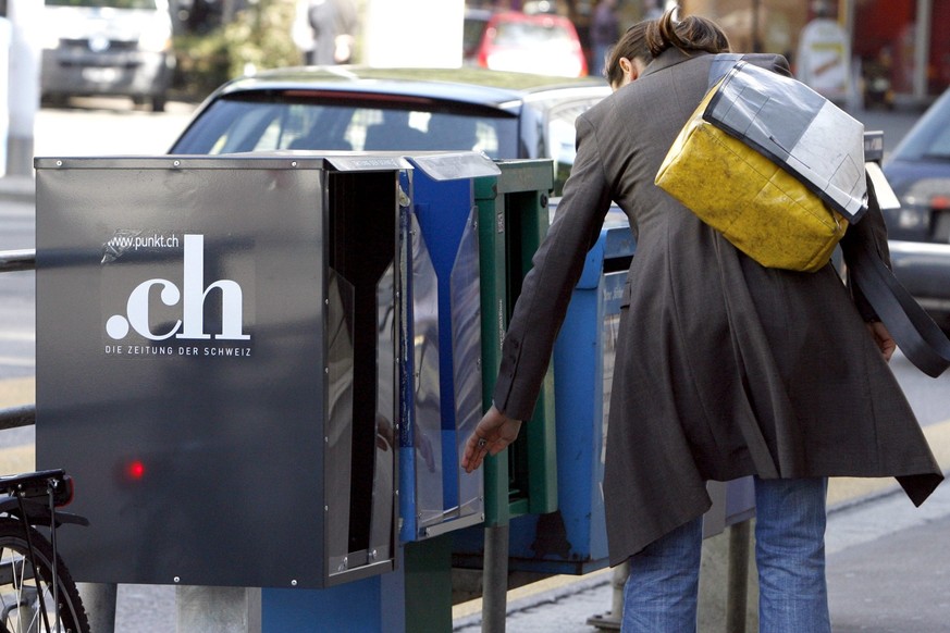 Ein Verteilkasten der neuen gratis Pendlerzeitung ".ch" steht am Donnerstag, 13. September 2007, in Zuerich. Das Buhlen um die Leser und Inseratenkunden auf dem Deutschweizer Medienmarkt ver ...