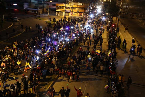 epa10024751 Indigenous people who are part of the protests against the Government of President Guillermo Lasso, enter Quito, Ecuador 20 June 2022. Thousands of Indigenous people have begun to arrive i ...