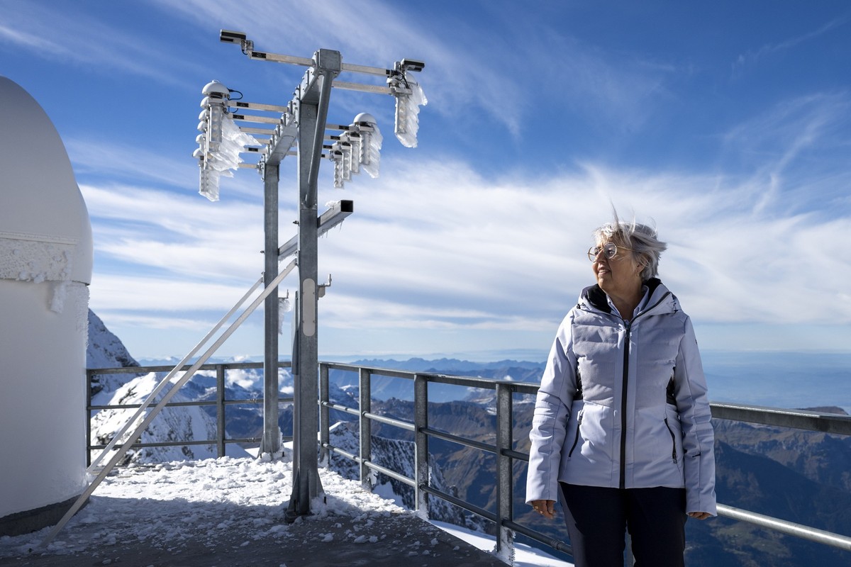 Bundesraetin Elisabeth Baume-Schneider steht bei der Messtation von Meteo Schweiz, bei der Einweihung der hoechstgelegenen Messstation fuer Radioaktivitaet, am Dienstag, 7. Oktober 2025, auf dem Jungf ...