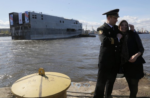 Die Lieferung der zwei&nbsp;Hubschrauberträger des Typs «Mistral» (im Hintergrund) ist beschlossene Sache.