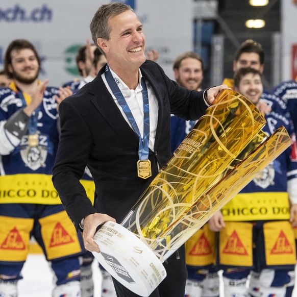 Zugs Cheftrainer Dan Tangnes stemmt den Meisterpokal und feiert als Eishockey Schweizermeister nach dem dritten Eishockey Playoff-Finalspiel der National League zwischen dem EV Zug und Geneve-Servette ...