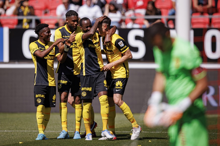 Le milieu bernois Vincent Sierro, droite, celebre son but avec ses coequipiers lors de la rencontre du championnat de football de Super League entre le FC Sion et BSC Young Boys ce dimanche 1er mai 20 ...