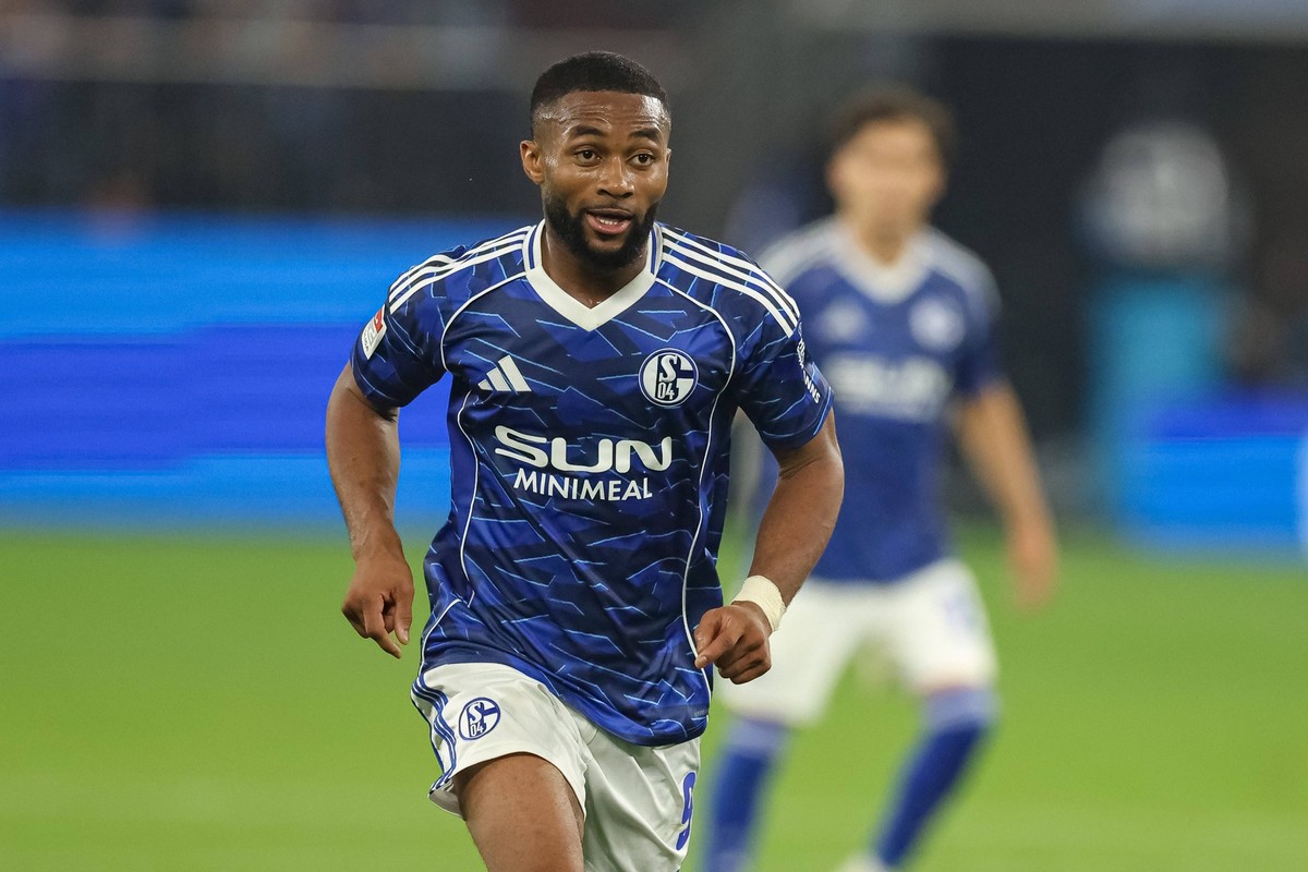 Gelsenkirchen, Deutschland, 01.08.25: Moussa Sylla FC Schalke 04 schaut waehrend des Spiels der 2. Bundesliga zwischen FC Schalke 04 - Hertha BSC Berlin in der Veltins-Arena am 01. August 2025 in Gels ...