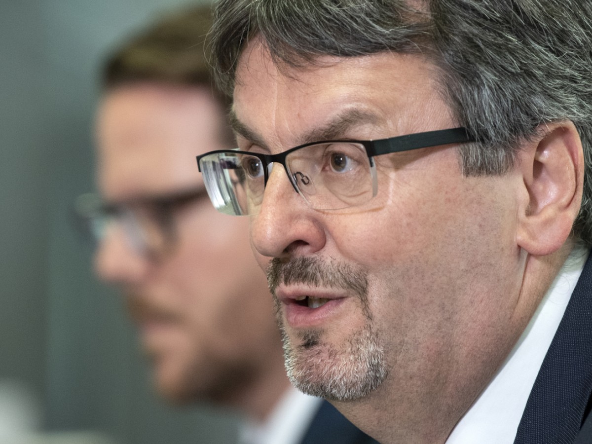 BAV-Direktor Peter Füglistaler, im Hintergrund sei Chefrevisor Pascal Stirnimann. Sie wollen künftig über die korrekte Verwendung von Subventionen wachen.