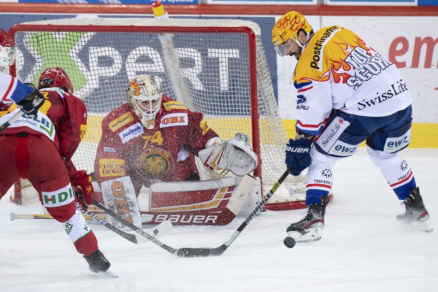 Tigers Goalie Ivars Punnenovs, links, kaempft um den Puck gegen Zuerichs Topscorer Denis Hollenstein, rechts, waehrend dem Meisterschaftsspiel der National League zwischen den SCL Tigers und den ZSC L ...