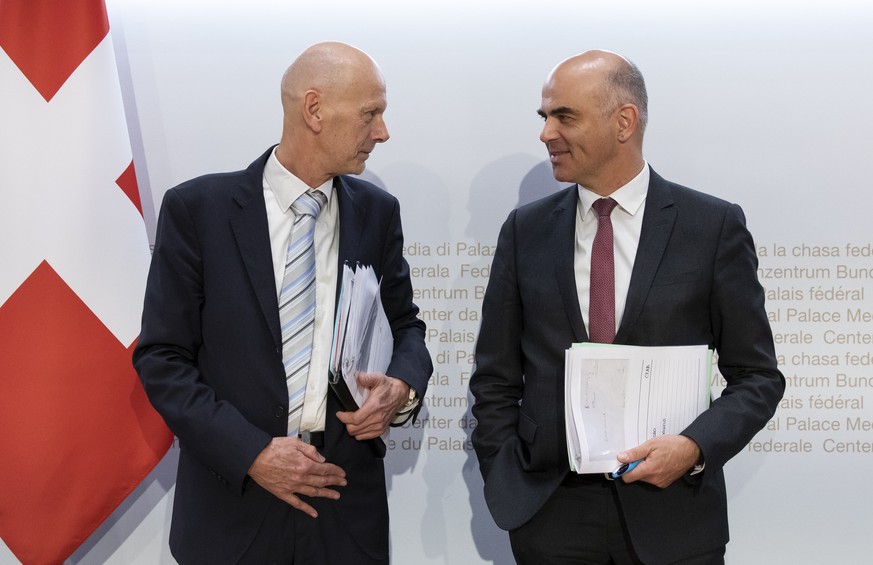 Bundesrat Alain Berset, rechts, diskutiert mit Daniel Koch, Leiter Abteilung uebertragbare Krankheiten BAG, am Ende einer Medienkonferenz ueber die Situation des Coronavirus, am Freitag, 6. Maerz 2020 ...