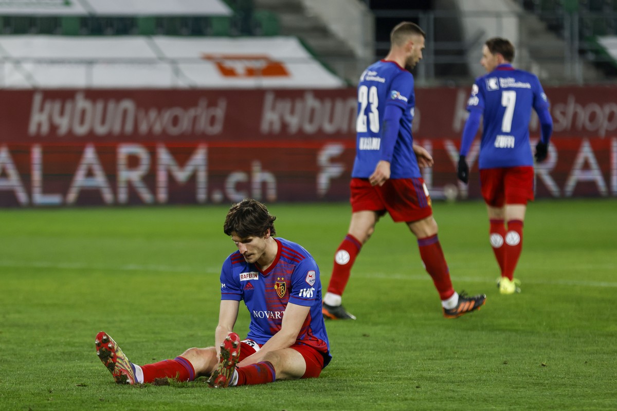 Basels Timm Klose, am Boden, beim Fussball-Qualifikationsspiel der Raiffeisen Super League am Samstag, 27. Februar 2021, im Stadion Kybunpark in St. Gallen. (KEYSTONE/Christian Merz)