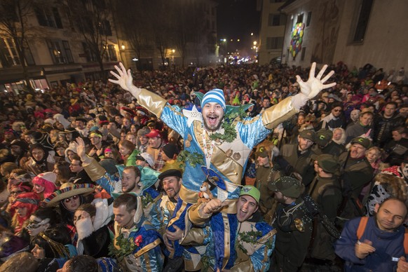 Die Fasnacht beginnt noch vor dem &quot;Foetzeliraege&quot; nach dem Urknall zum Fasnachtsstart an der Luzerner Fasnacht am Schmutzigen Donnerstag, 23. Februar 2017, in der Altstadt von Luzern. (KEYST ...