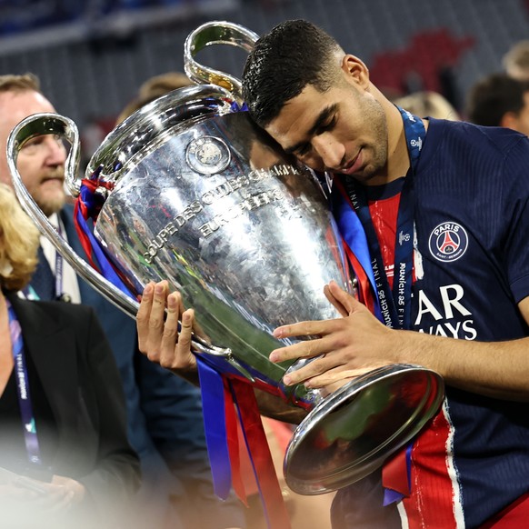epa12148360 Achraf Hakimi of PSG celebrates with the trophy after winning the UEFA Champions League final between Paris Saint-Germain and Internazionale Milano in Munich, Germany 31 May 2025. EPA/FILI ...