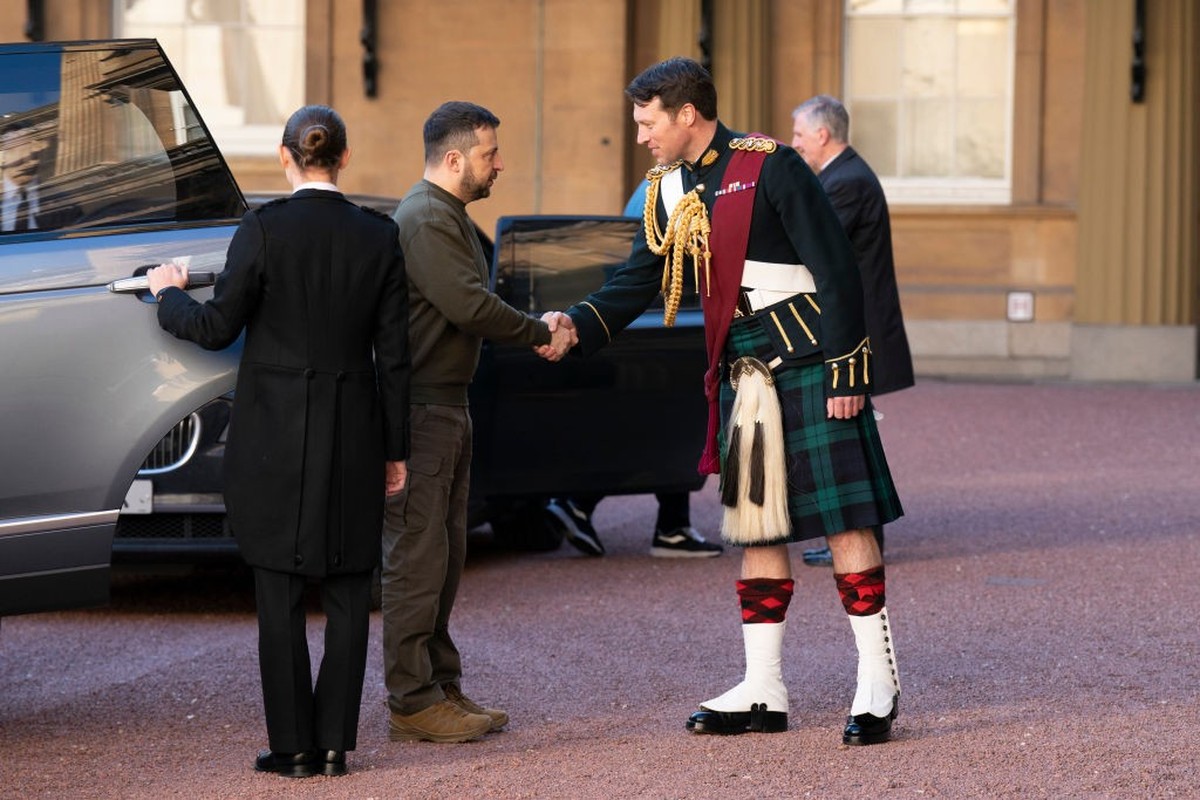 LONDON, ENGLAND - FEBRUARY 08: Ukrainian President Volodymyr Zelensky is greeted by Lieutenant Colonel Johnny Thompson, equerry to King Charles III, as he arrives for an audience with the King at Buck ...