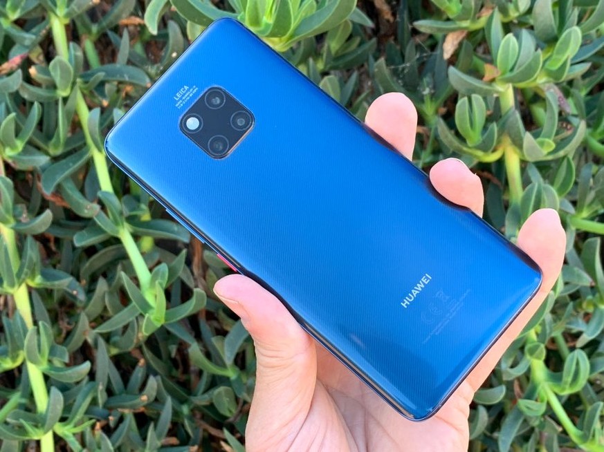 Das Mate 20 Pro in Blau: Im Lieferumfang ist eine dünne, transparente Schutzhülle aus&nbsp;Silikon enthalten.