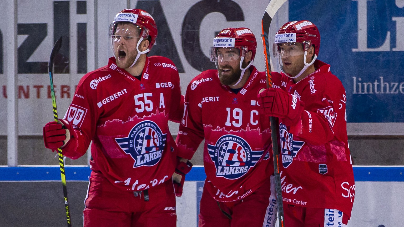 SC Rapperswil-Jona Lakers Stuermer Andrew Rowe, Mitte, feiert seinen Treffer zum 2-4 mit Daniel Vukovic, links, und Casey Wellman waehrend dem Eishockey-Meisterschaftsspiel der National League zwische ...