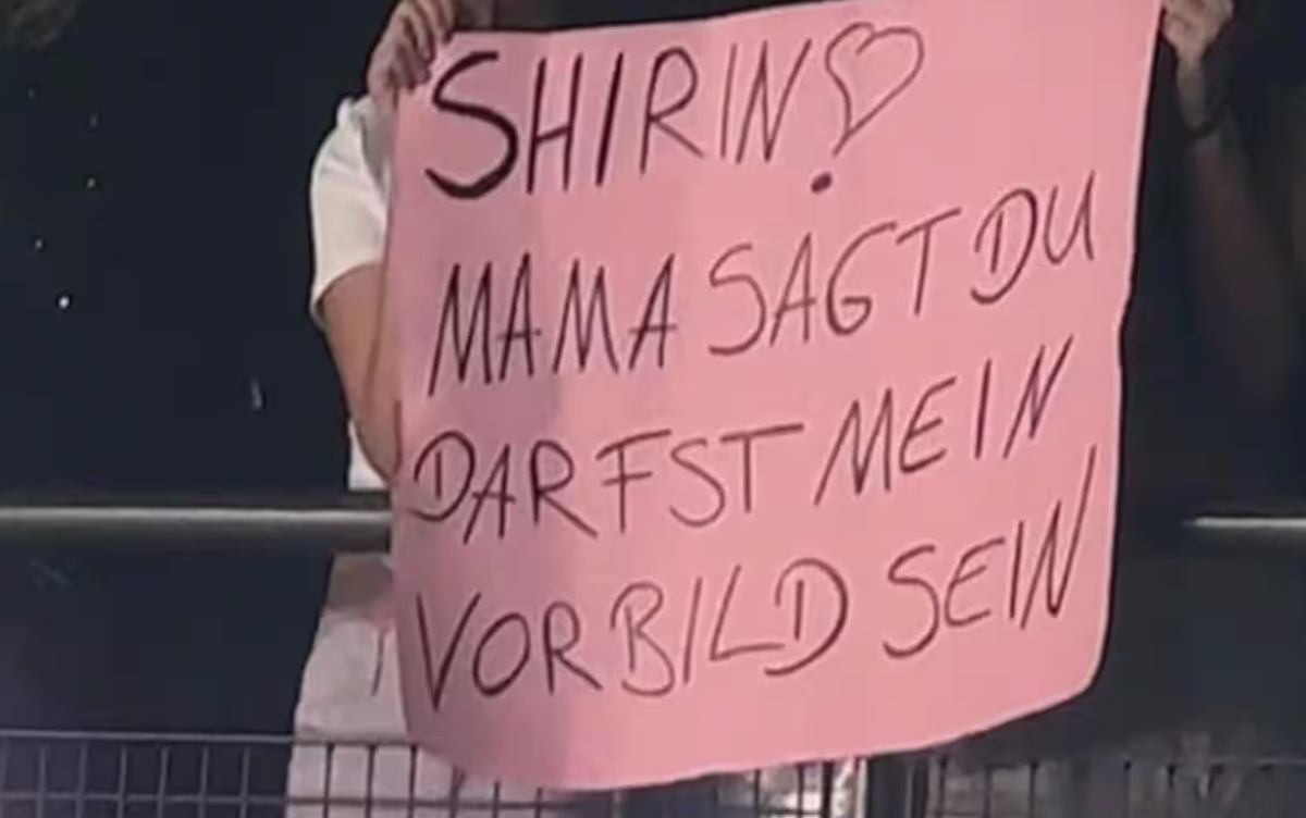 Ein Plakat während Shirin Davids aktuellen Tourstopps in Leipzig.