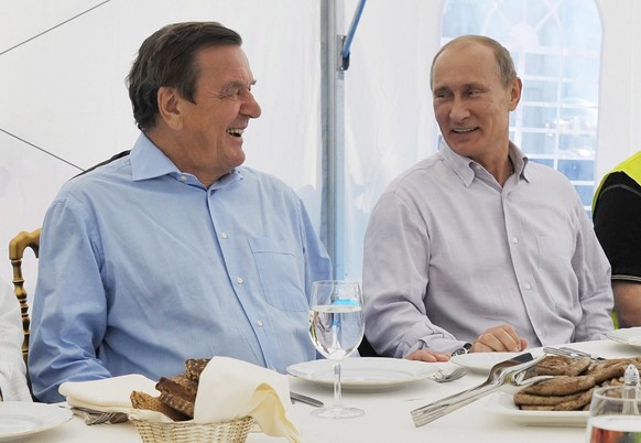 epa02901816 Russian Prime Minister Vladimir Putin (R) and Former German Chancellor and Chairman of the Nord Stream shareholders&#039; committee Gerhard Schroeder (L) laugh during their meeting with st ...