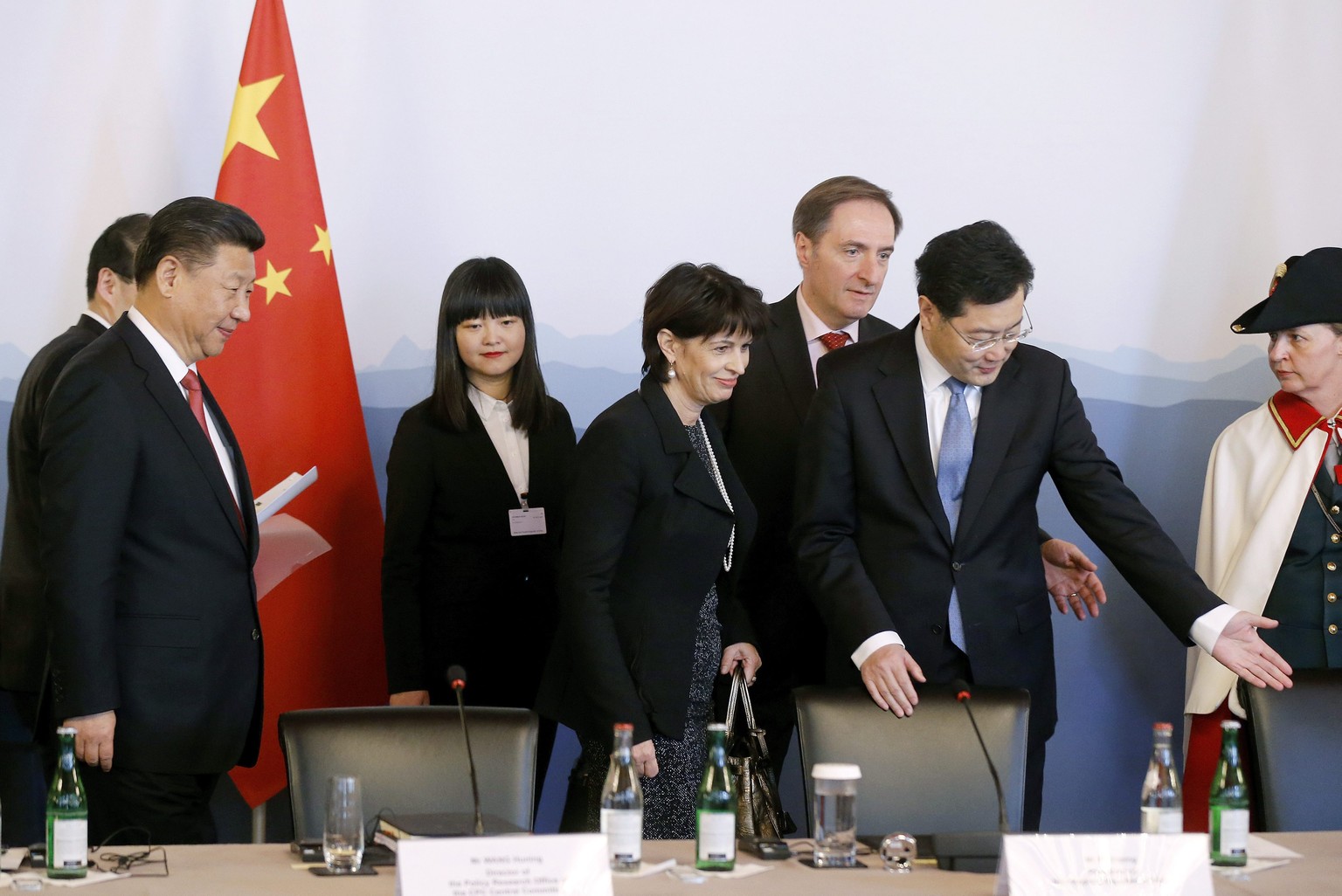 epa05721846 China&#039;s President Xi Jinping (L) and Swiss Federal President Doris Leuthard (L-3) arrive for a business roundtable event for Swiss business leaders in Bern, Switzerland, 16 January 20 ...