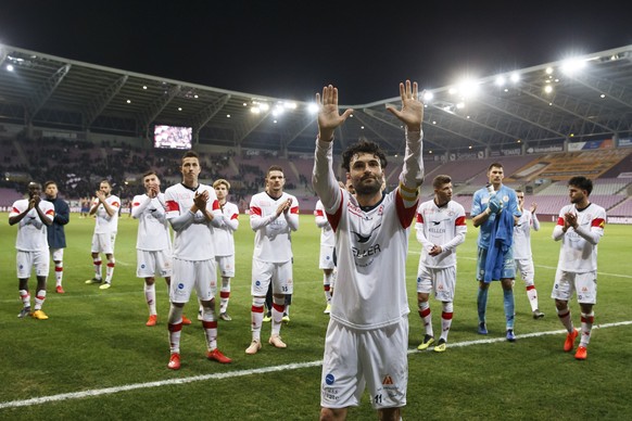 Winterthur&#039;s players cheer their supporters after losing against Servette, during the Challenge League soccer match of Swiss Championship between Servette FC and FC Winterthur, at the Stade de Ge ...