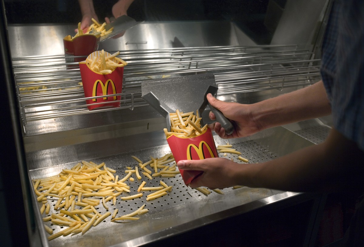 ARCHIVBILD ZUR BEKANNTGABE DES 4. QUARTALSERGEBNISSES VON MC DONALDS, AM MONTAG, 23. JANUAR 2017 - Ein Mitarbeiter von McDonald's fuellt am 21. August 2007 in der Filiale in Regensdorf Pommes fri ...