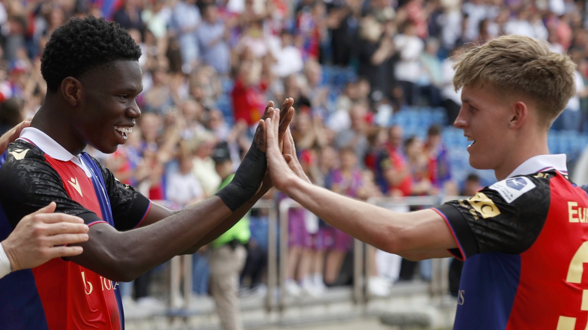 Basels Torschuetzen Thierno Barry, links, und Anton Kade, rechts, jubeln im Fussball Meisterschaftsspiel der Regular Season der Super League zwischen dem FC Basel 1893 und dem Servette FC im Stadion S ...